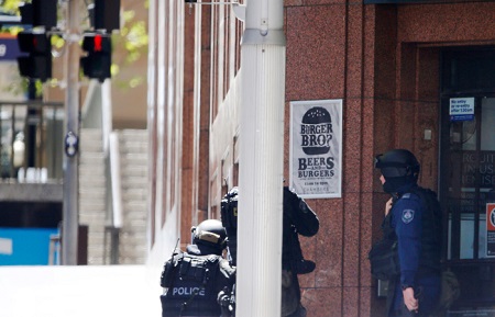 В Сиднее неизвестные взяли в заложники посетителей кафе