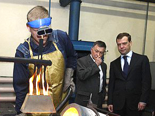 Медведев изменил закон о выплатах при несчастных случаях на производстве