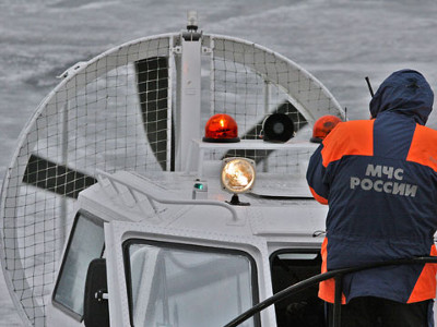 Сотрудники МЧС оперативно организовали работы по поиску и спасению людей на льдине