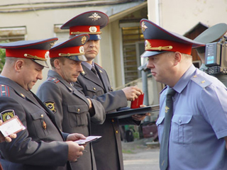 Милиции нужна достойная зарплата - Медведев