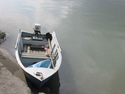 Предприимчивый житель Шира украл у знакомого лодку 