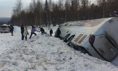 Под Красноярском перевернулся пассажирский автобус, следовавший в Абакан