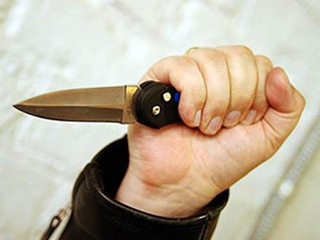 Житель Хакасии вонзил женщине нож в спину