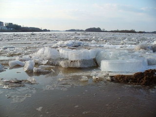 На реке Абакан начался ледоход - повреждена дамба в Белом Яре
