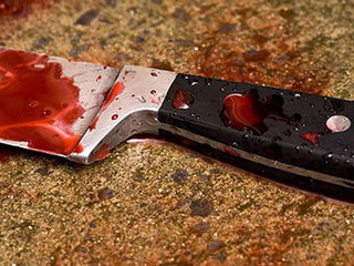 В Хакасии бывшие зэки изрезали ножом сожителей