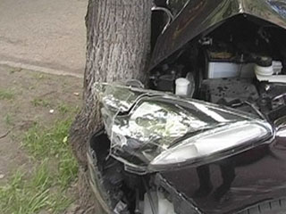 В Хакасии водитель слетел с трассы и врезался в дерево