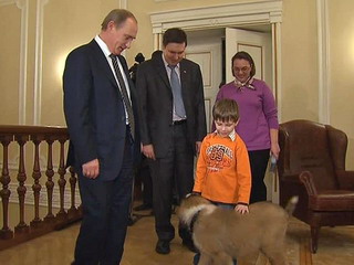 Мальчику, придумавшему имя щенку Путина, премьер подарил мяч