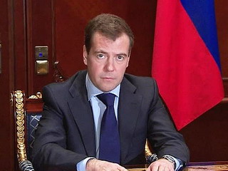 Медведев поручил ввести особый режим в аэропортах и на вокзалах