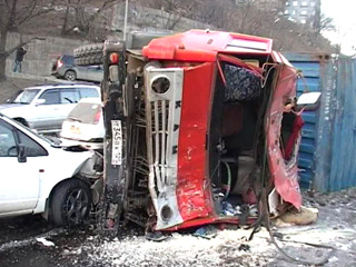Пьяный водитель КамАЗа "собрал" во Владивостоке 10 машин (фото)