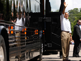 Барак Обама пересел на автобус