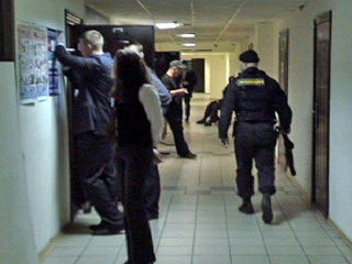 В Москве пять менеджеров прыгнули со второго этажа в ходе обыска