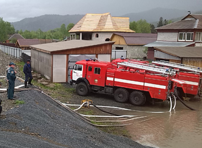Пожарные откачают воду в аале Макетчик