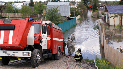 Пожарные откачивают воду с абаканских дач 