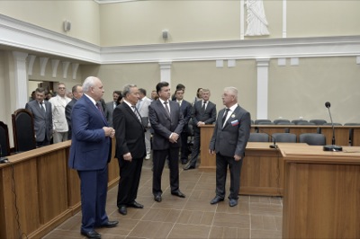 Глава Хакасии поздравил коллектив Верховного Суда республики с новосельем