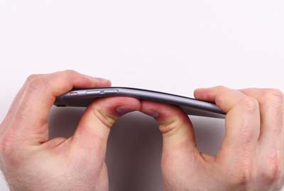 Покупатели недовольны: корпус iPhone 6 легко гнётся (ВИДЕО)