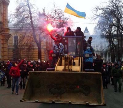 В Киеве толпа митингующих пыталась штурмовать здание Администрации президента