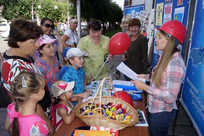 В День города энергетики подарили абаканцам  сладкую акцию по электробезопасности 