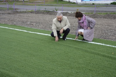 Валерий Денщиков проверил ход строительства футбольного поля в Усть-Абаканском районе