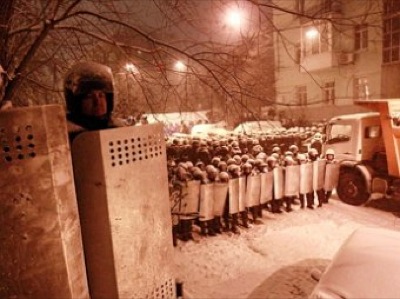 В столице Украины силовики разбирают пикеты, в здании киевской мэрии отключен свет