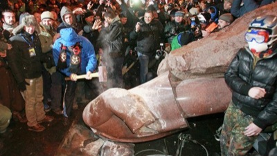 В Киеве националисты снесли памятник Ленину
