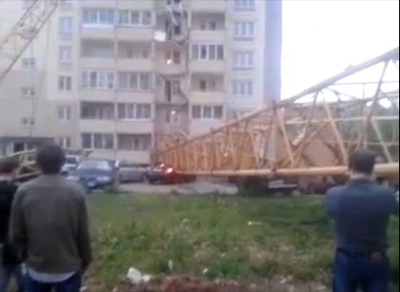 В Кирове строительный кран протаранил 9-ти этажный дом (ВИДЕО)