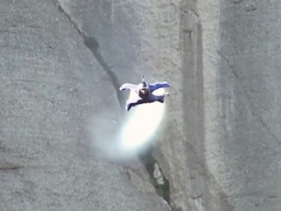 Человек-Бэтмен пролетел сквозь скалу на скорости 250 км/ч (ВИДЕО)