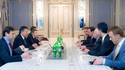 Виктор Янукович встретился с сенаторами США, приехавшими поддержать Майдан