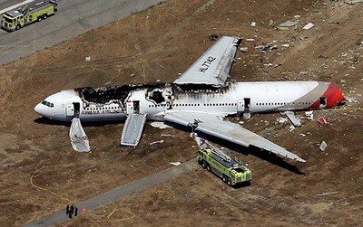 В Сан-Франциско южнокорейский Boeing 777 упал в аэропорту (ВИДЕО)