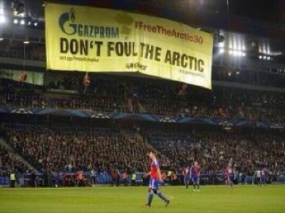 Greenpeace устроил партизанскую акцию на футбольном матче Лиги чемпионов (ВИДЕО)
