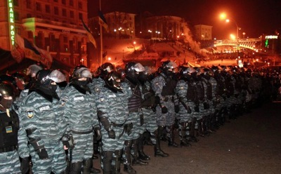 В Киеве спецназ начал штурм баррикад на Майдане