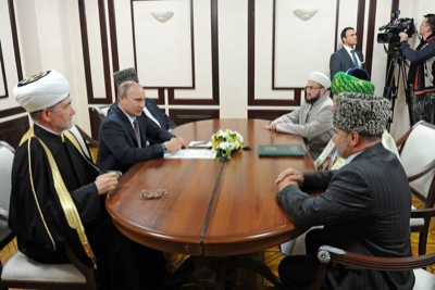 Путин призвал мусульманских лидеров сопротивляться политизации ислама