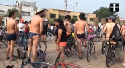 Мексиканские велосипедисты устроили голый велопробег по городу (ВИДЕО)