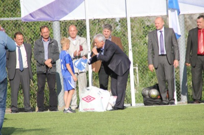 В Хакасии открыли еще одно мини-футбольное поле с искусственным травяным газоном