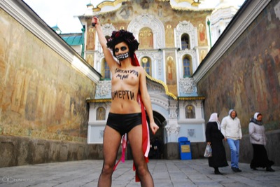 Секстремистка из FEMEN устроила акцию протеста у Киево-Печерской лавры