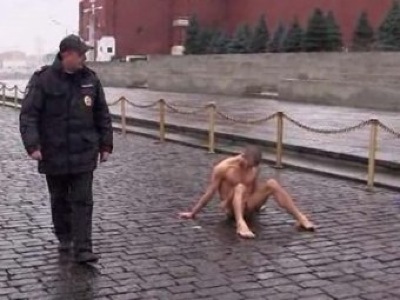 Художник Петр Павленский приковал своё причинное место к Красной площади