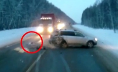 Годовалый ребёнок чудом выжил в автомобильной аварии (ВИДЕО)