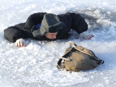 Рыбачить на льду Саяно-Шушенского водохранилища опасно