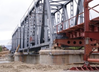 Железнодорожники обследуют мосты перед весенним паводком