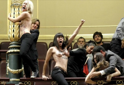 Голой грудью встали феминистки на защиту права на аборт в Испании (ВИДЕО)