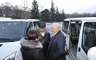 Виктор Зимин вручил ключи от микроавтобусов многодетным семьям Хакасии
