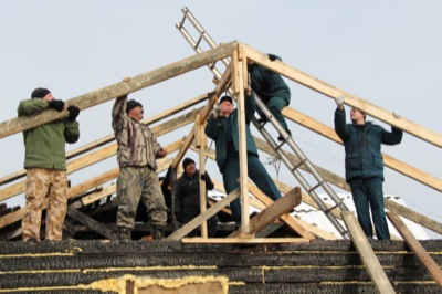 В Хакасии пожарные помогли погорельцам восстановить сгоревший дом