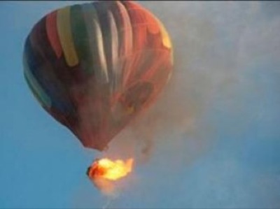 Воздушный шар в небе над Египтом загорелся из-за взрыва (ВИДЕО)