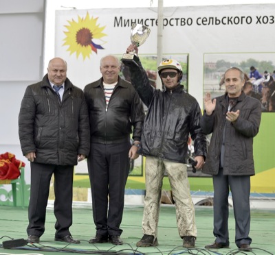 Виктор Зимин вручил государственные награды за развитие конного спорта в Хакасии