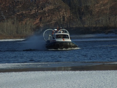В Хакасии спасатели эвакуировали двух рыбаков с оторвавшейся льдины