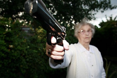 В Абакане пенсионерка выстрелила в мужчину из травматического пистолета