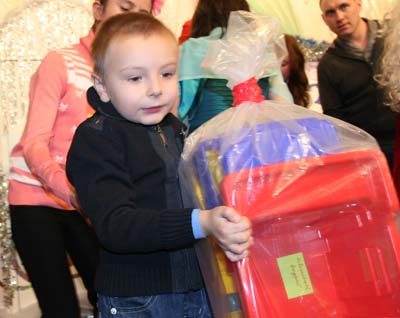 100 детских желаний исполнено волшебниками из РУСАЛа в Саяногорске