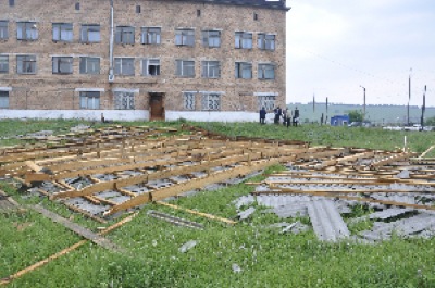 В Таштыпской ЦРБ начали восстанавливать крышу