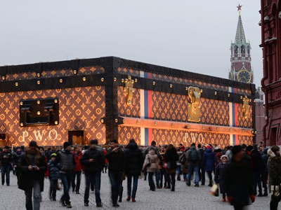 "Сундук Vuitton" на Красной площади Москвы требуют убрать