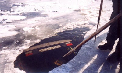 В Хакасии автомобиль рыбака провалился под лёд
