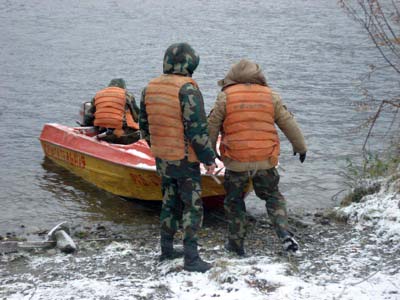 Спасателям удалось обнаружить на дне Енисея лодку, утонувшую 19 октября